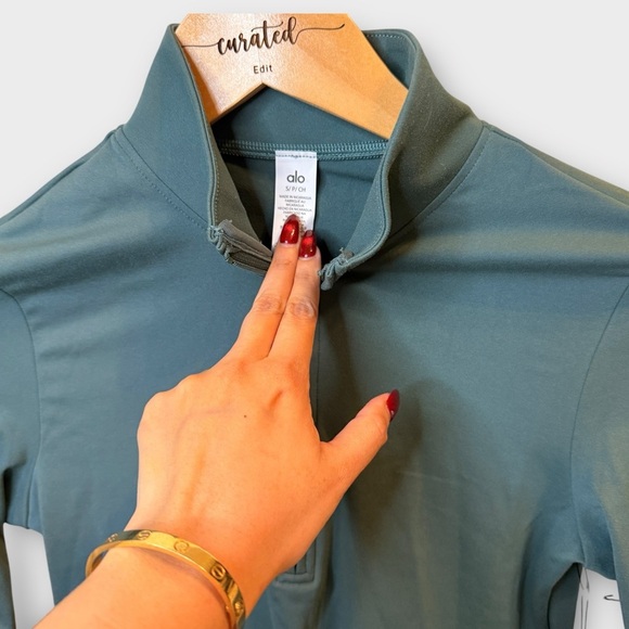 Alo Yoga SoftSculpt Precision ¼ Zip Long Sleeve – Size S (Olive Green) - Picture 4 of 9